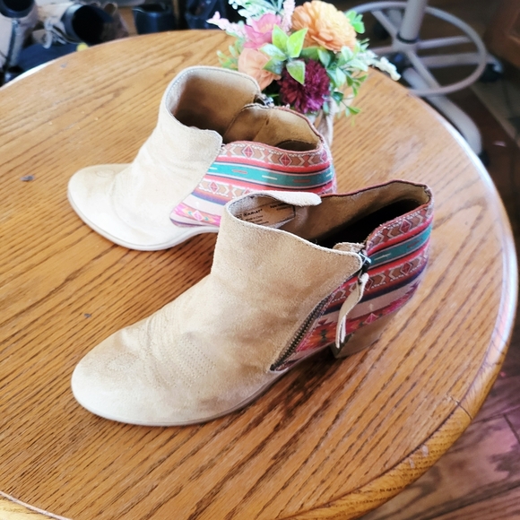 Ariat Southwest Pattern Ankle Boots - Picture 4 of 8